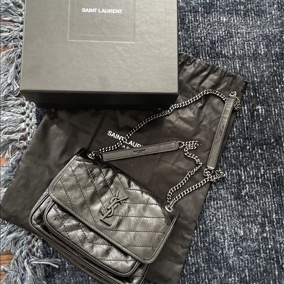 New Saint Laurent Niki Baby Crossbody in Crinkled Leather - Picture 2 of 14